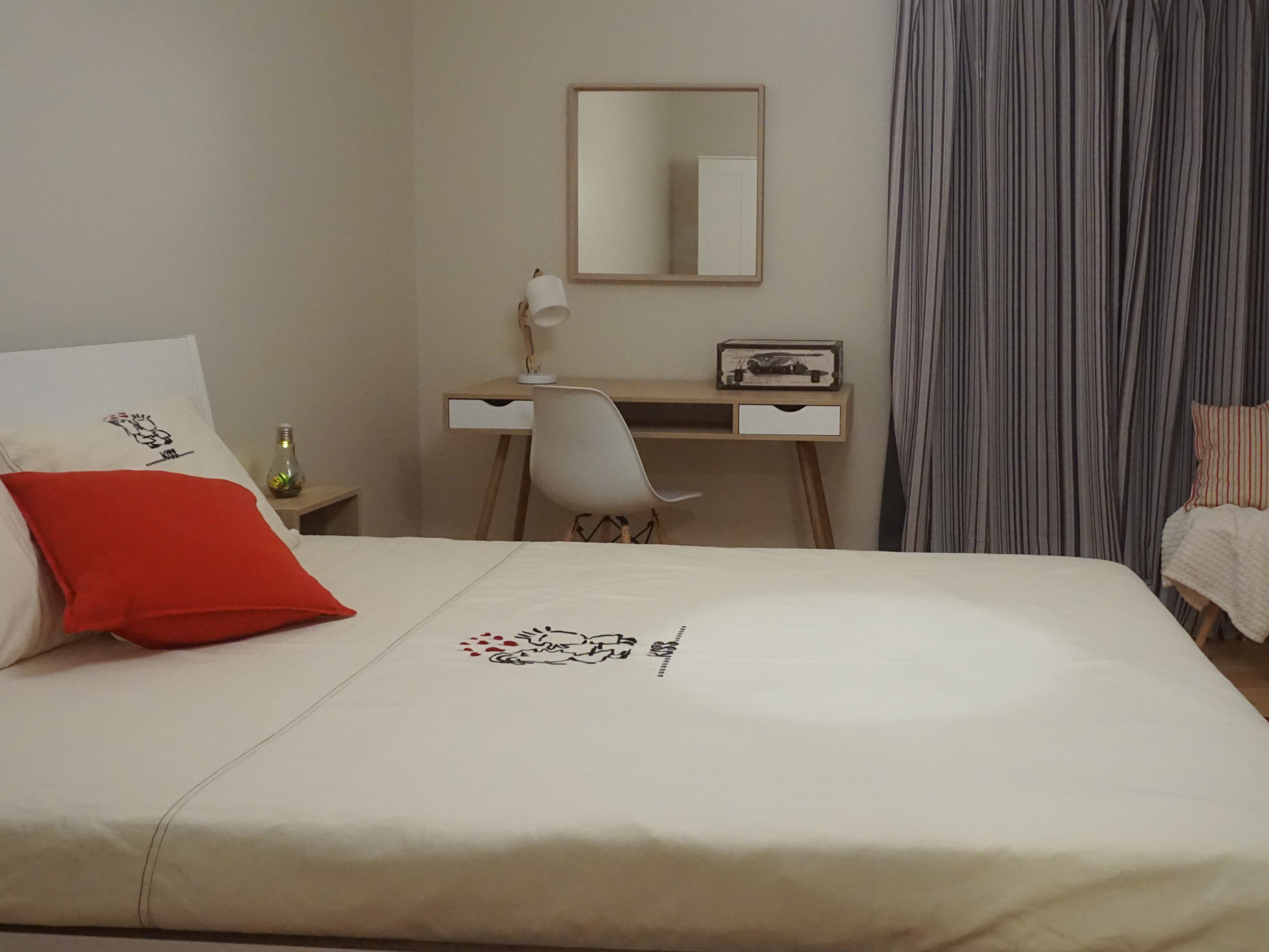 Quarto mobilado com secretária