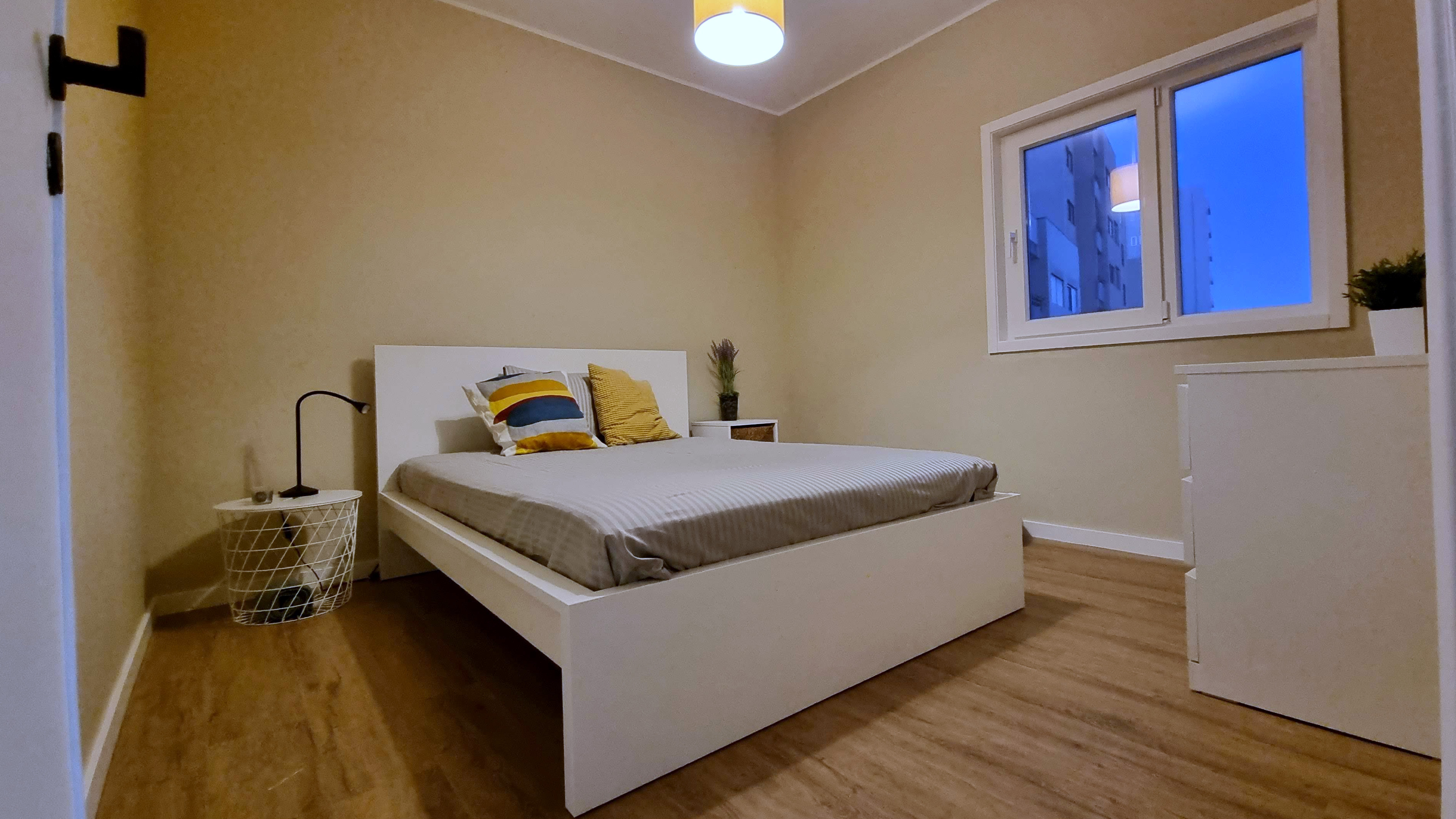 Quarto mobilado do apartamento