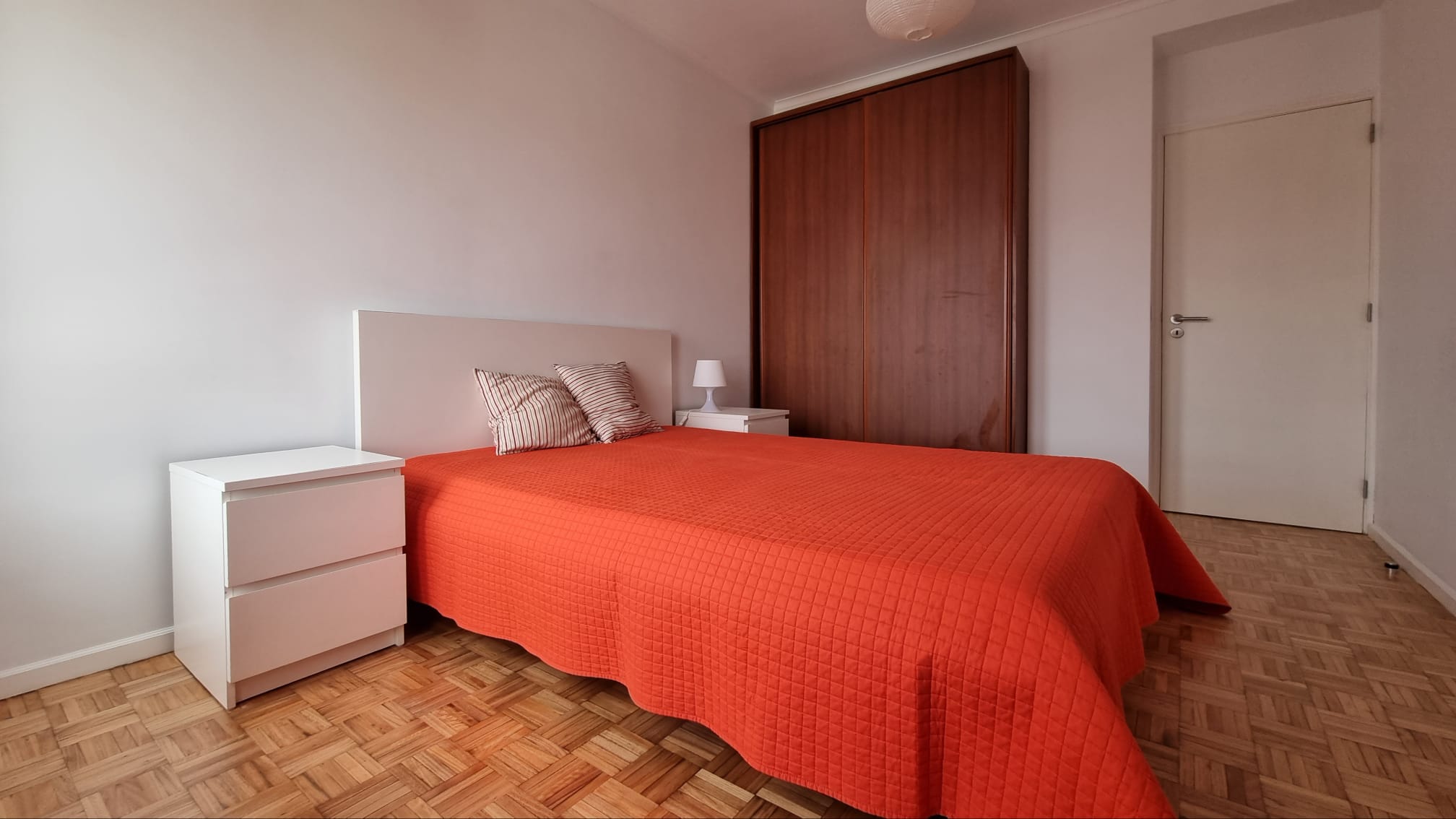 Quarto mobilado do apartamento